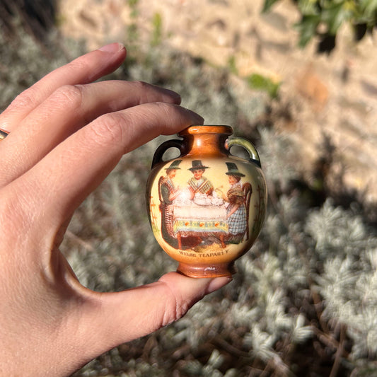 Jwg Cregyn - Gwisgoedd Cymreig - Parti Nyddu Cymru - Cofrodd Hynafol (Wedi'i Ail-law)