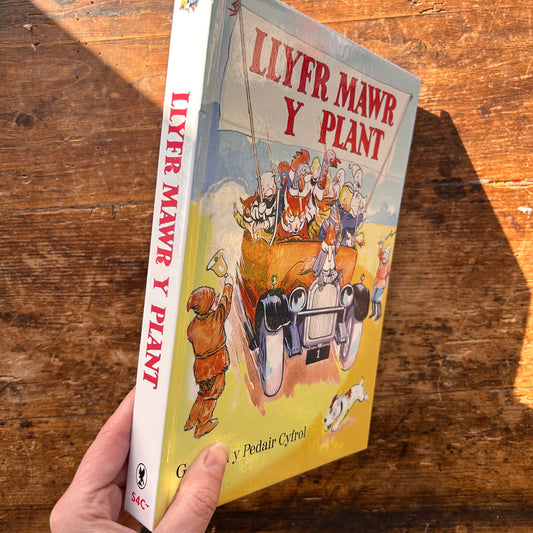 Llyfr Mawr Y Plant - Jennie Thomas - 2006 (Preloved)