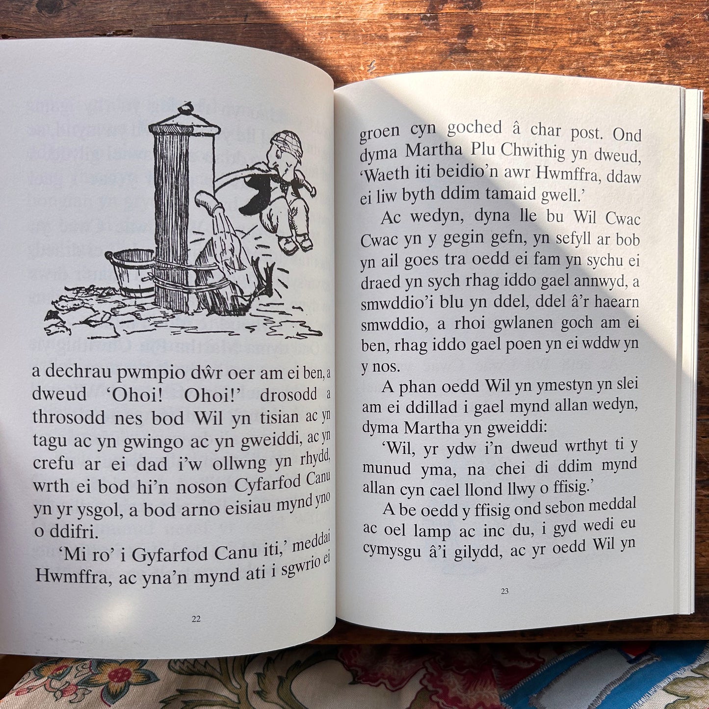 Llyfr Mawr Y Plant - Jennie Thomas - 2006 (Preloved)