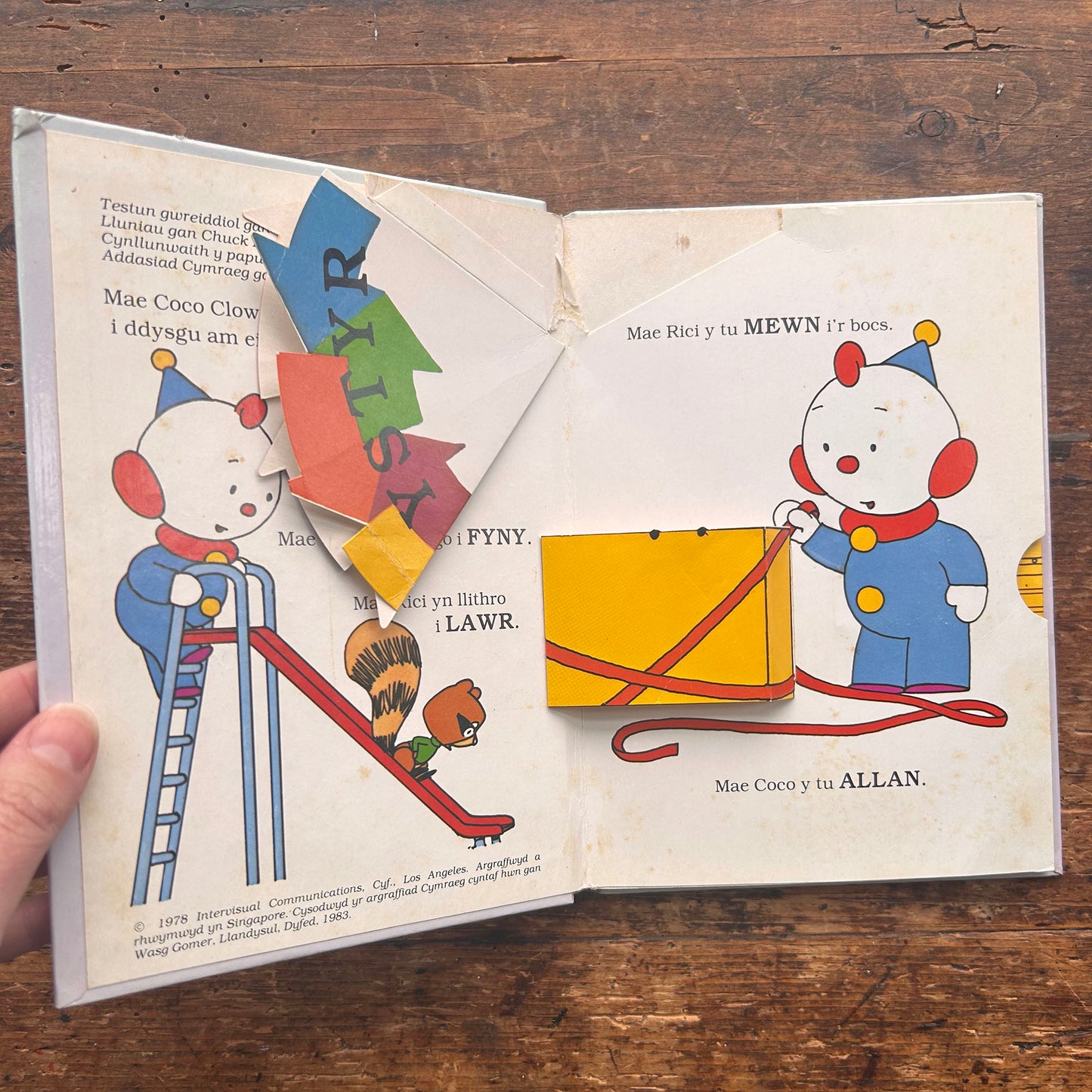 Llyfr Sbonc - Croes Ystyr - 1983 (Preloved)