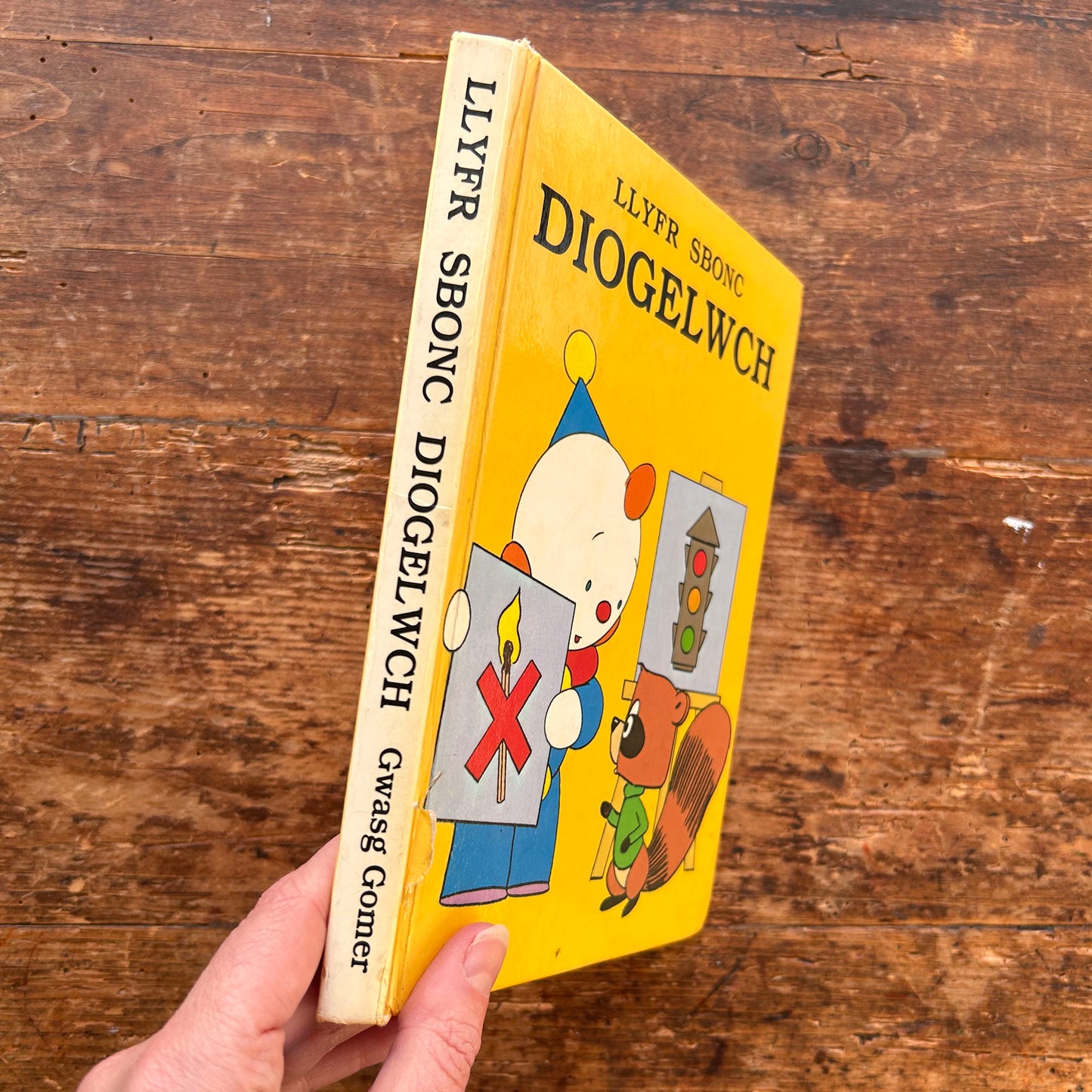 Llyfr Sbonc - Diogelwch - 1981 (Preloved)