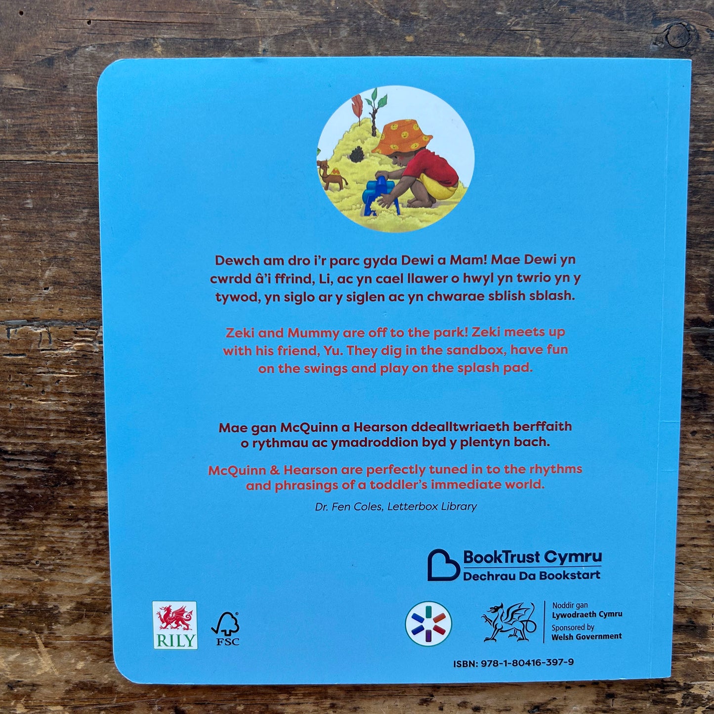Mae Dewi yn Mynd i'r Parc / Zeki Goes to the Park (Preloved)