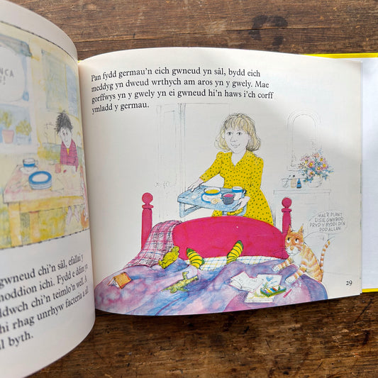 Mae Germau'n Fy Ngwneud I'n Sal! Germs Make Me Sick - Golwg Gyntaf (Preloved)