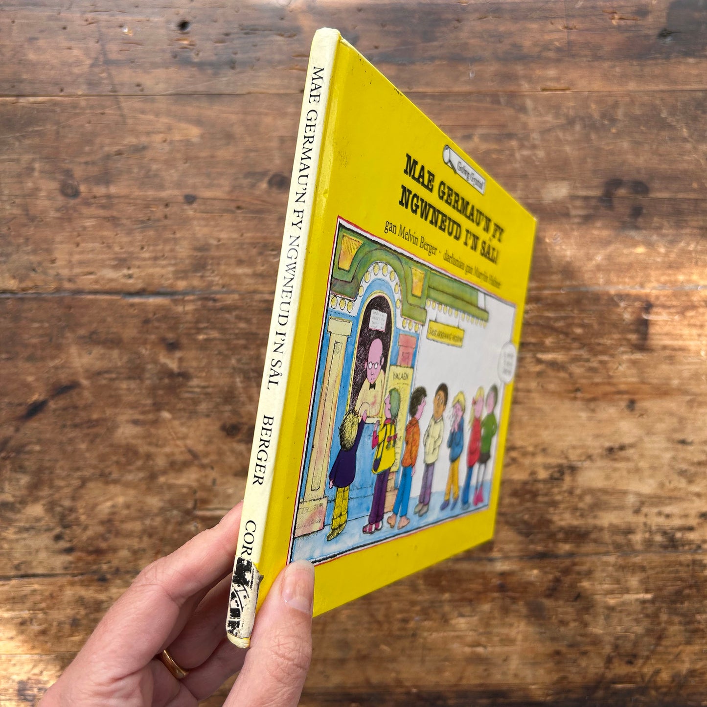 Mae Germau'n Fy Ngwneud I'n Sal! Germs Make Me Sick - Golwg Gyntaf (Preloved)
