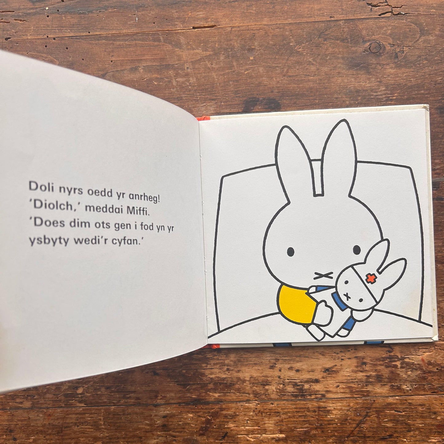 Miffi yn yr Ysbyty - Vinatge Welsh Miffy - 1976 (Preloved)