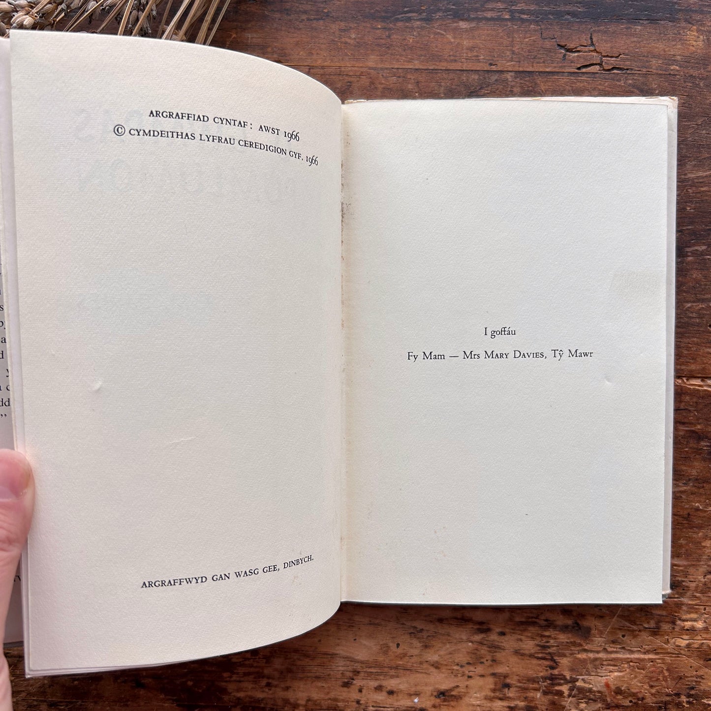 O Gwmpas Pumlumon - J. M. Davies 1966 1st edition (Preloved)