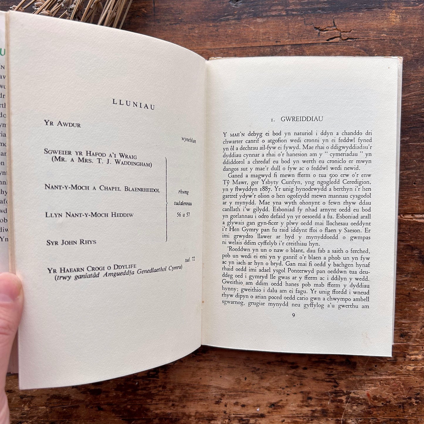 O Gwmpas Pumlumon - J. M. Davies 1966 1st edition (Preloved)