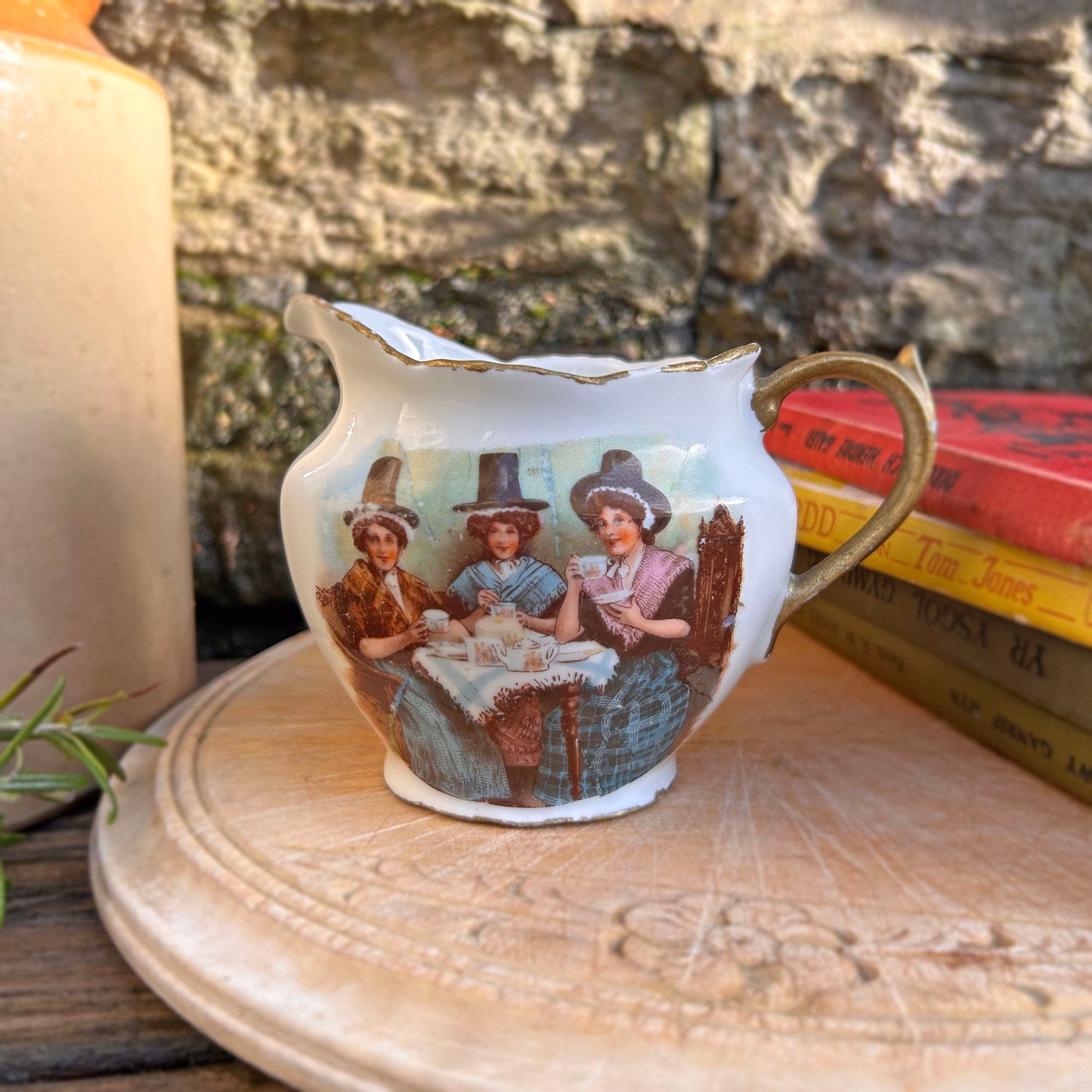 Jwg Cregyn - Gwisgoedd Cymreig - Parti Nyddu Cymru - Cofrodd Hynafol (Wedi'i Ail-law)