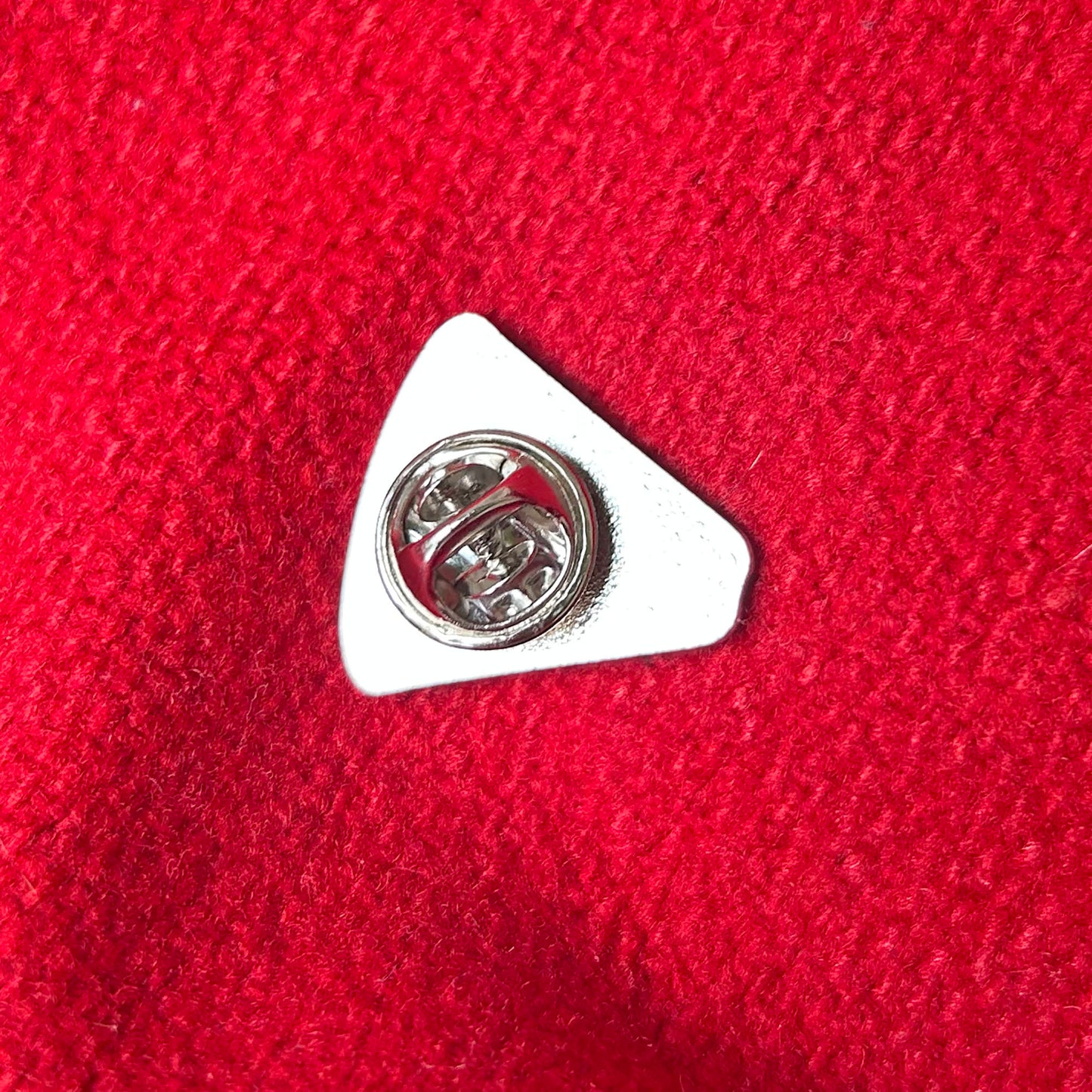 Pin Badge / Brooch - Silver Metal - Welsh Speaker / Cymraeg