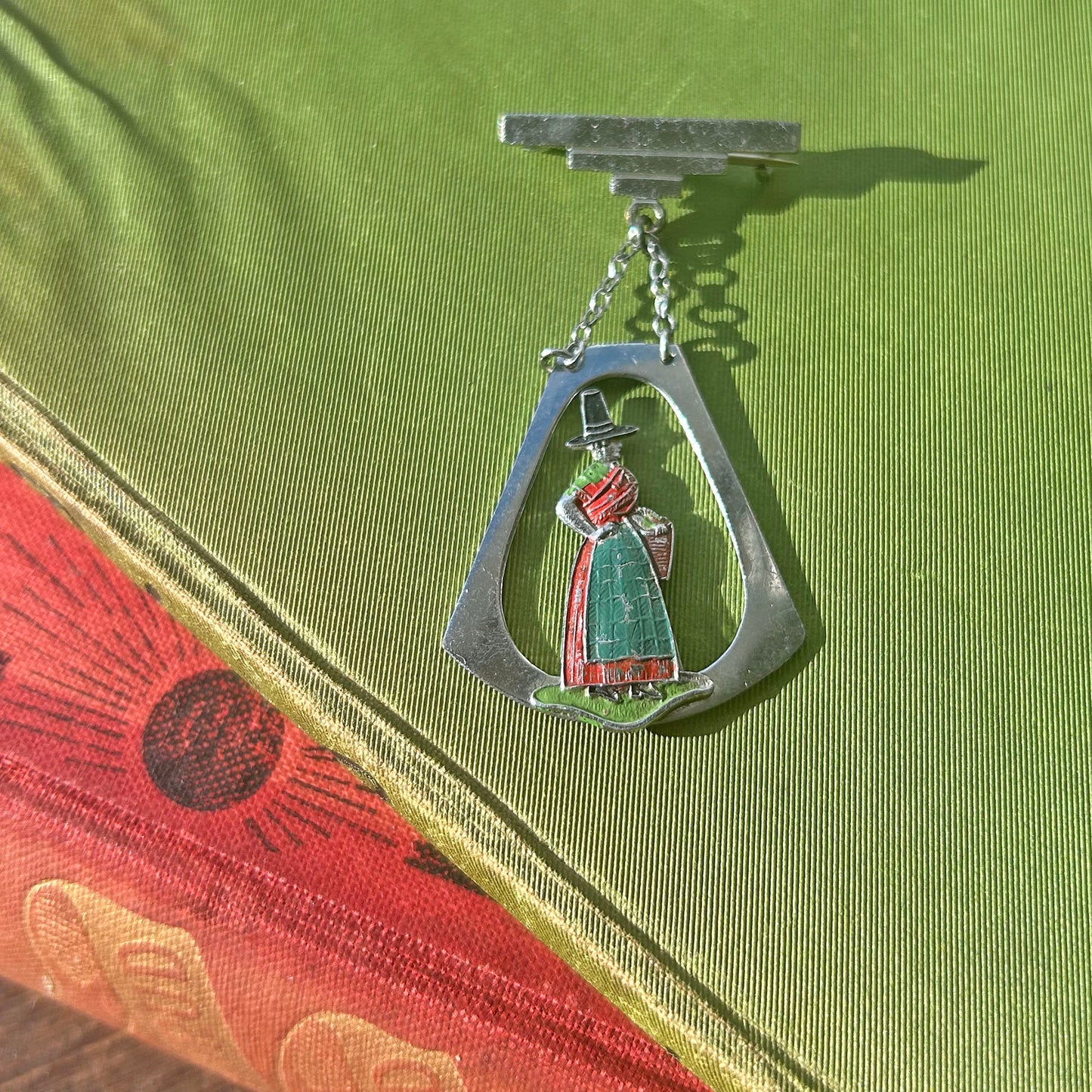 Pin / Brooch - Vintage Art Deco - Welsh Lady (Preloved)