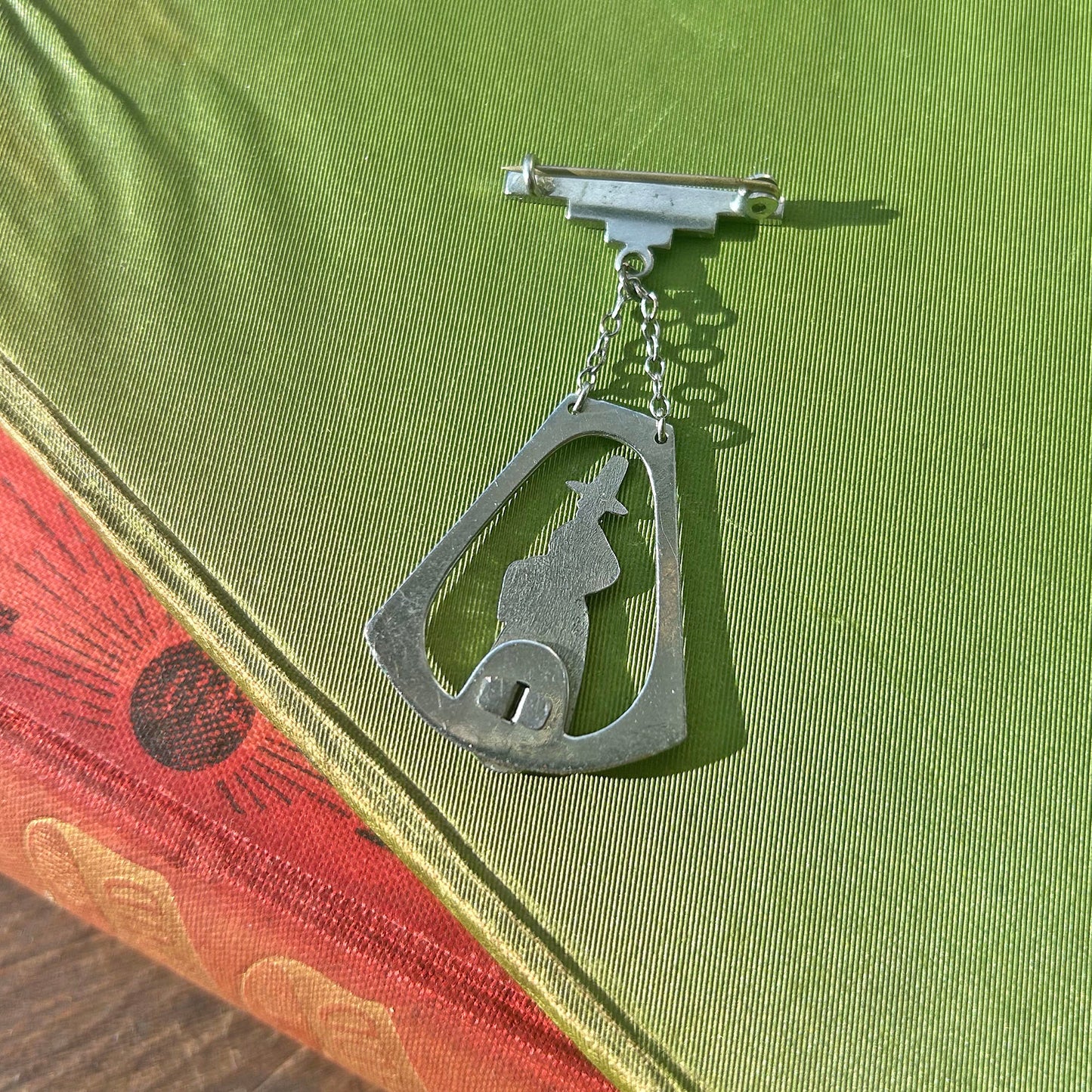 Pin / Brooch - Vintage Art Deco - Welsh Lady (Preloved)