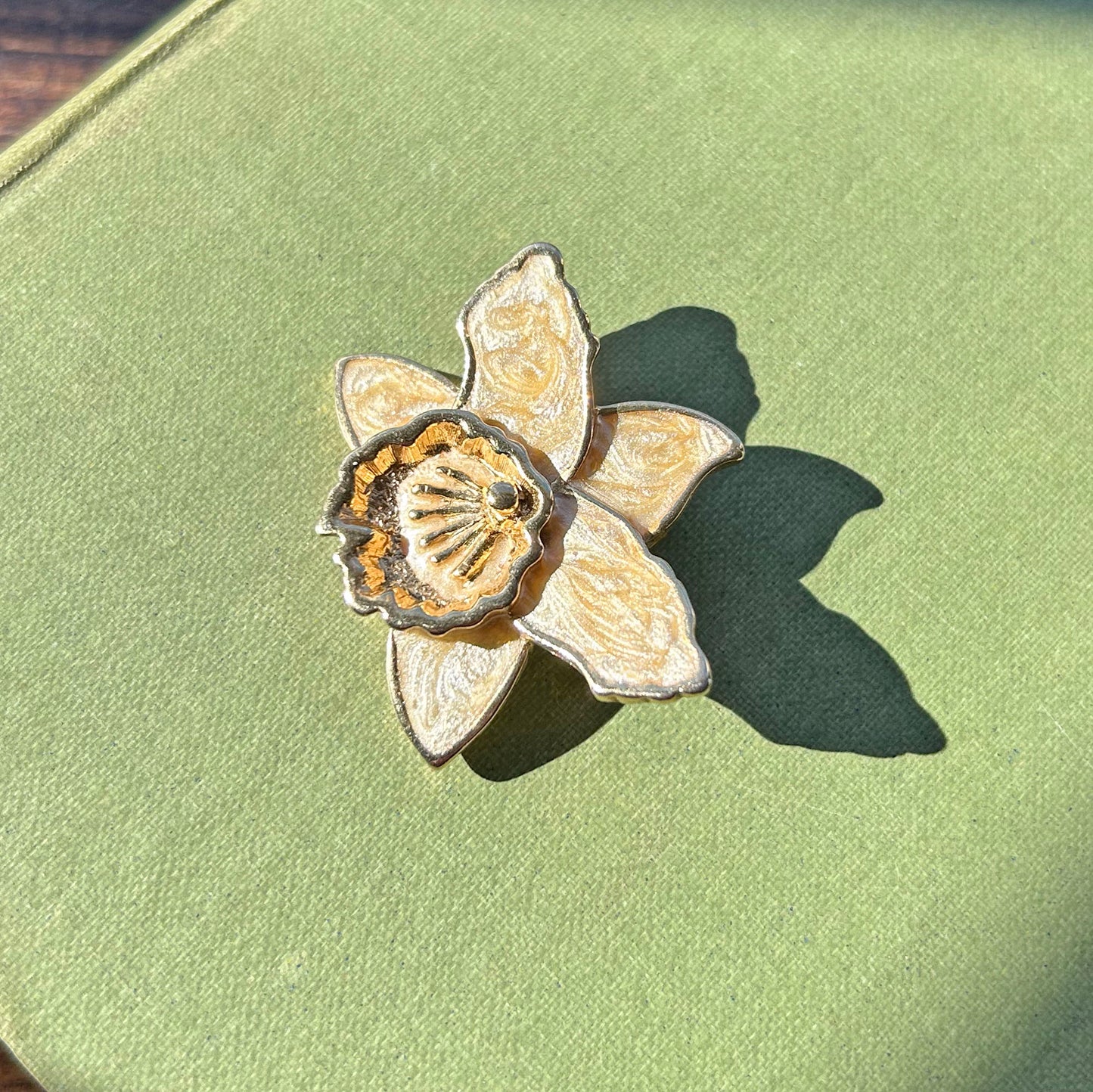 Pin Badge / Brooch - Vintage Enamel Metal - Daffodil (Preloved)