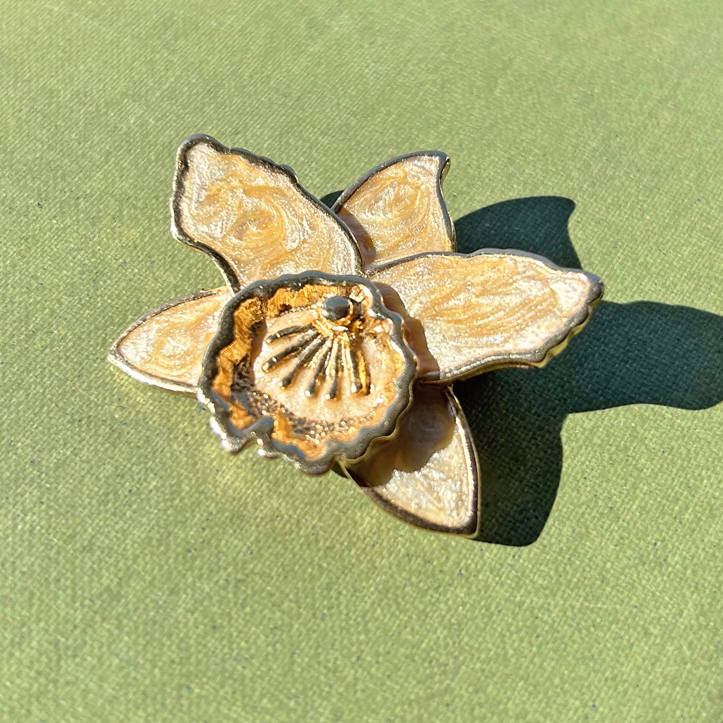 Pin Badge / Brooch - Vintage Enamel Metal - Daffodil (Preloved)