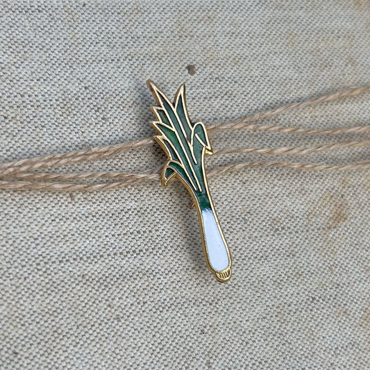 Bathodyn Pin / Broetsh - Metel Enamel Hen Ffasiwn - Cenhinen Gymreig (Wedi'i Ail-law)
