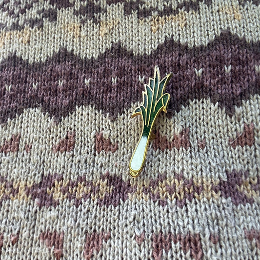 Bathodyn Pin / Broetsh - Metel Enamel Hen Ffasiwn - Cenhinen Gymreig (Wedi'i Ail-law)