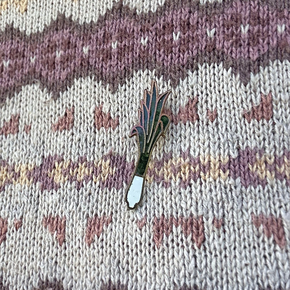 Bathodyn Pin / Broetsh - Metel Enamel Hen Ffasiwn - Cenhinen Gymreig (Wedi'i Ail-law)
