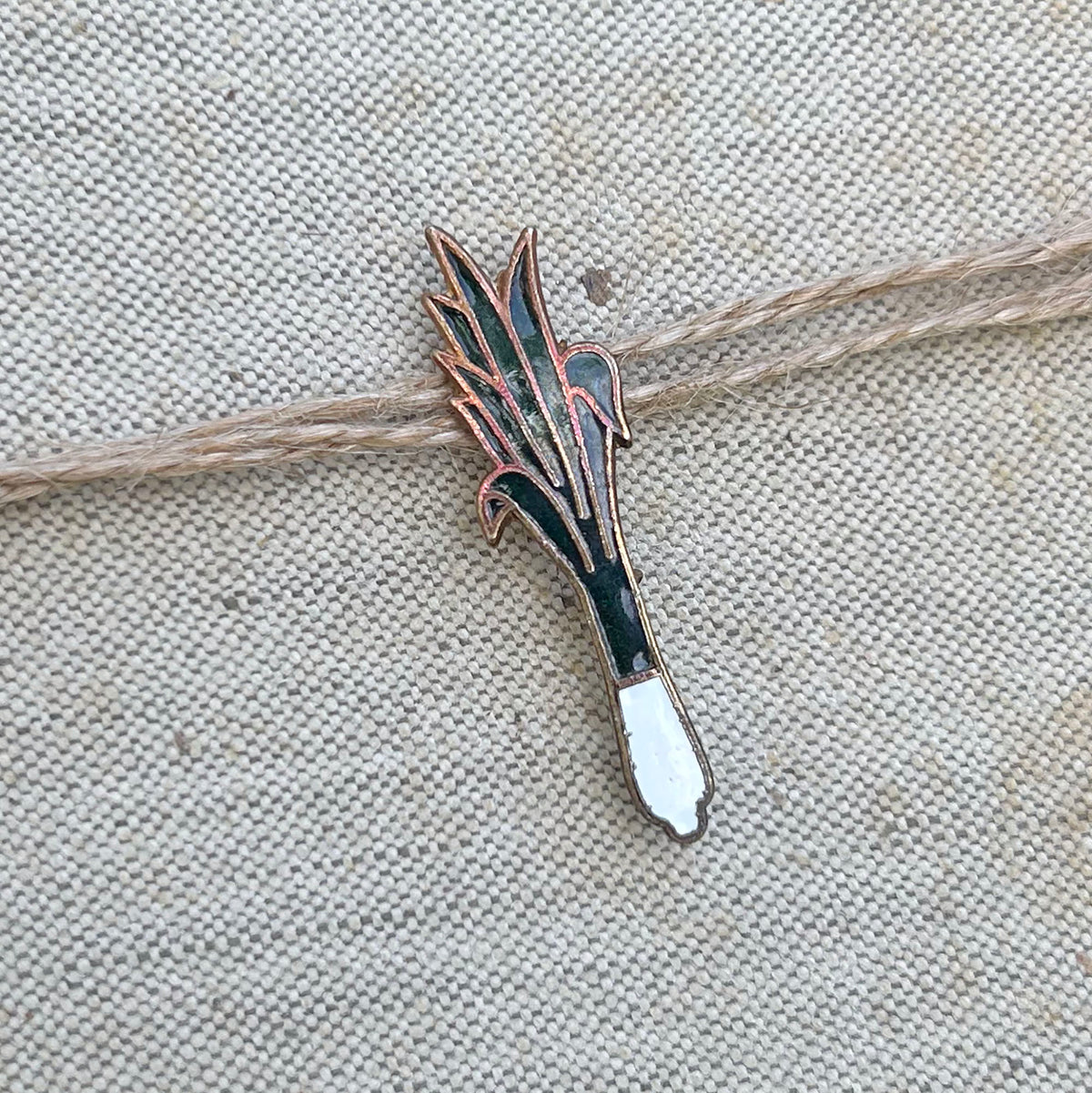 Bathodyn Pin / Broetsh - Metel Enamel Hen Ffasiwn - Cenhinen Gymreig (Wedi'i Ail-law)