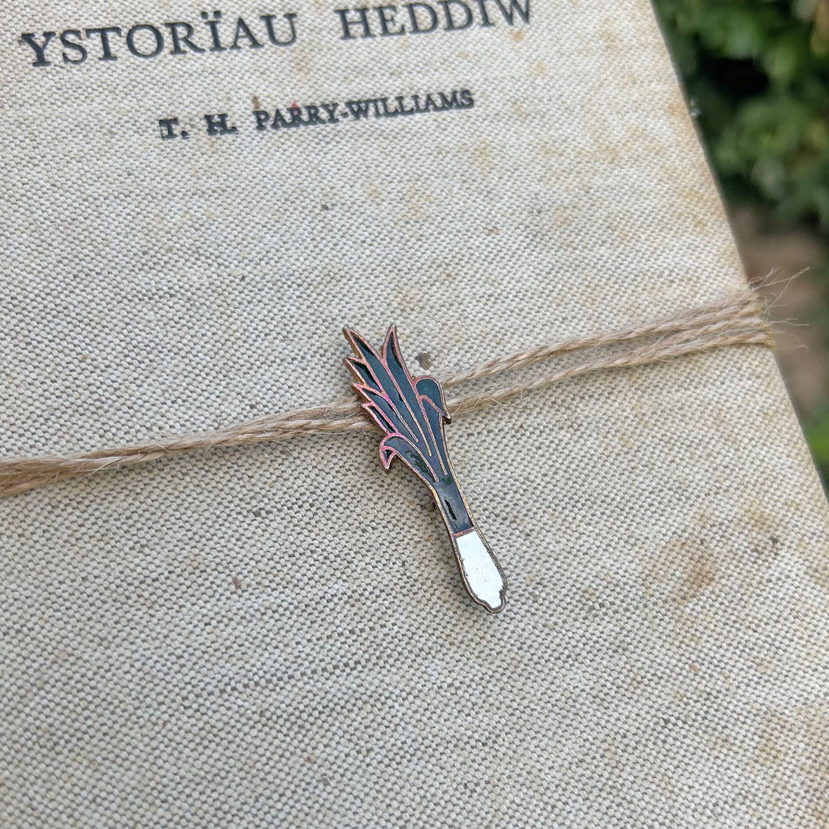 Bathodyn Pin / Broetsh - Metel Enamel Hen Ffasiwn - Cenhinen Gymreig (Wedi'i Ail-law)