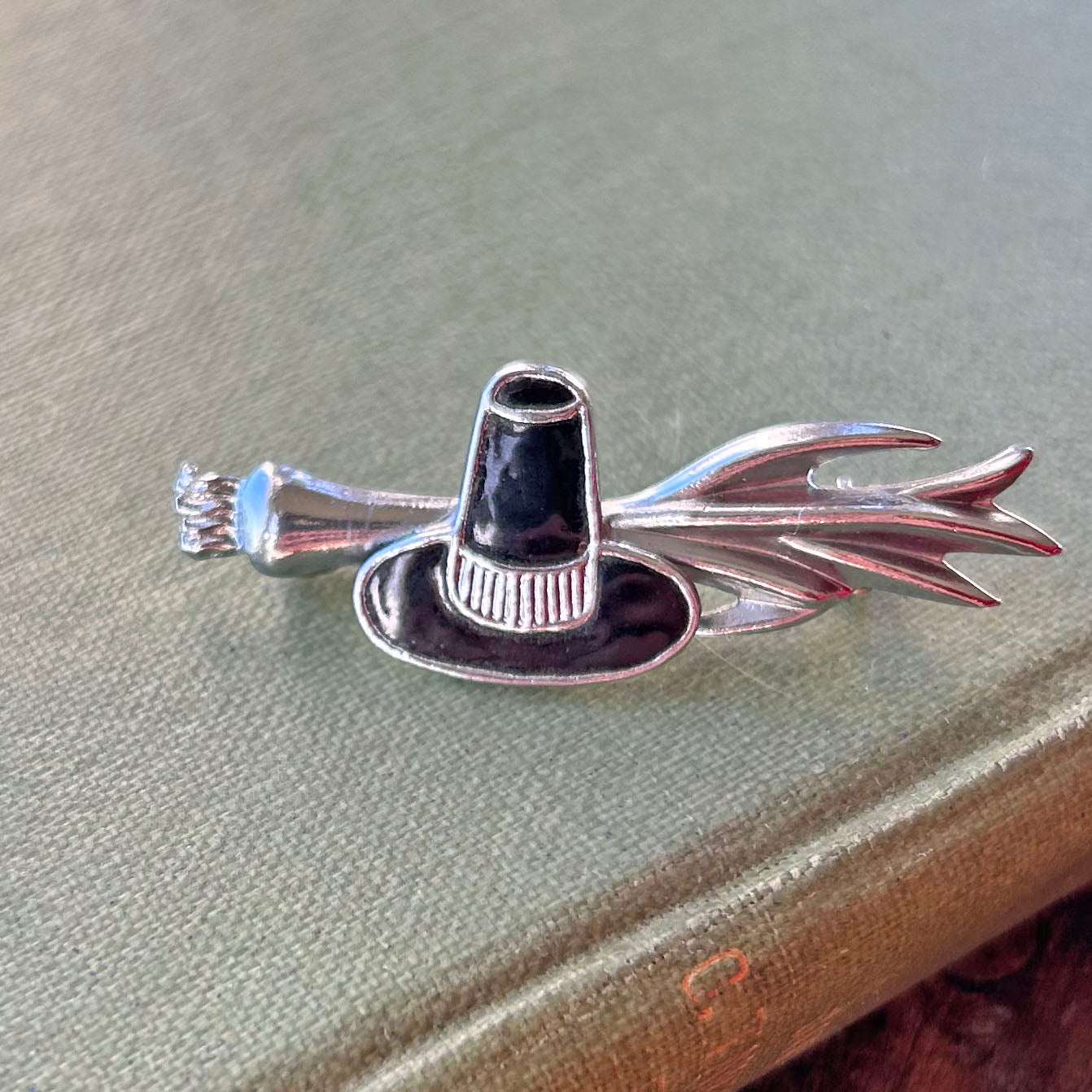 Pin Badge / Brooch - Vintage - Welsh Lady Hat and Leek - Mizpah (Preloved)