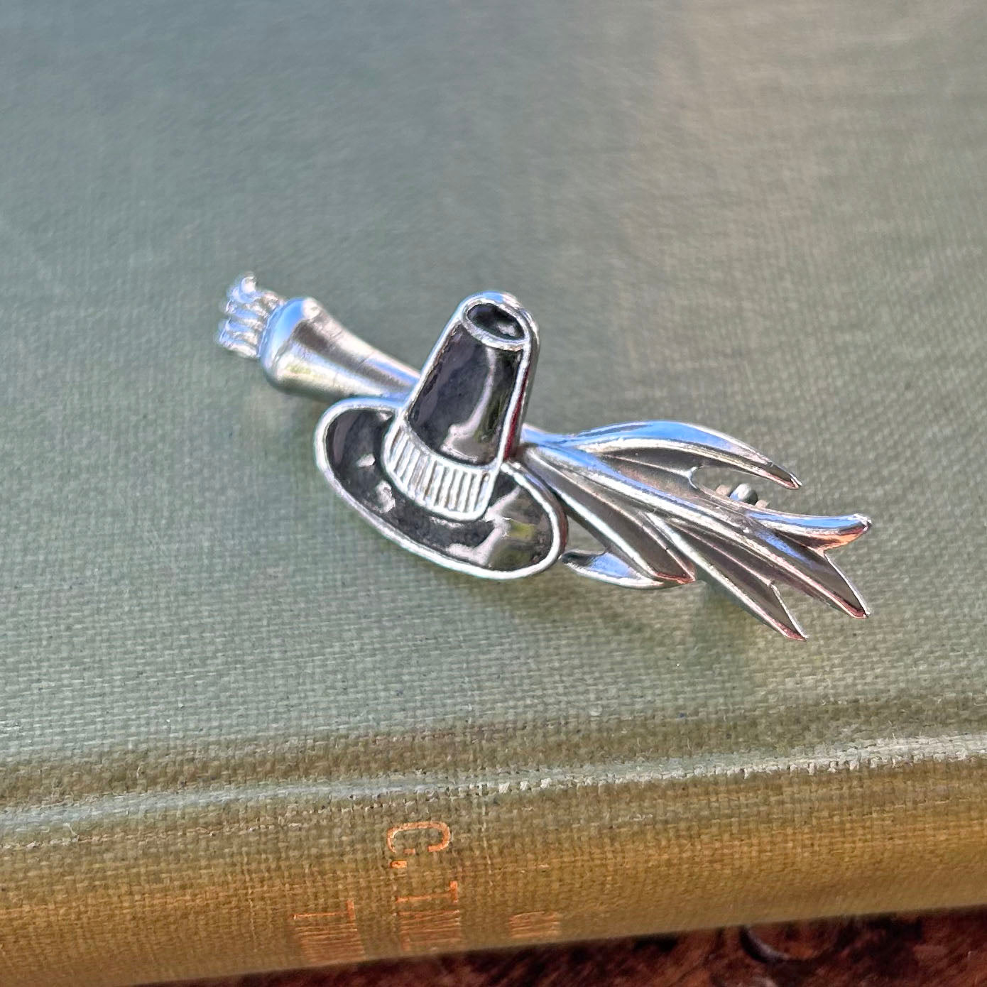 Pin Badge / Brooch - Vintage - Welsh Lady Hat and Leek - Mizpah (Preloved)