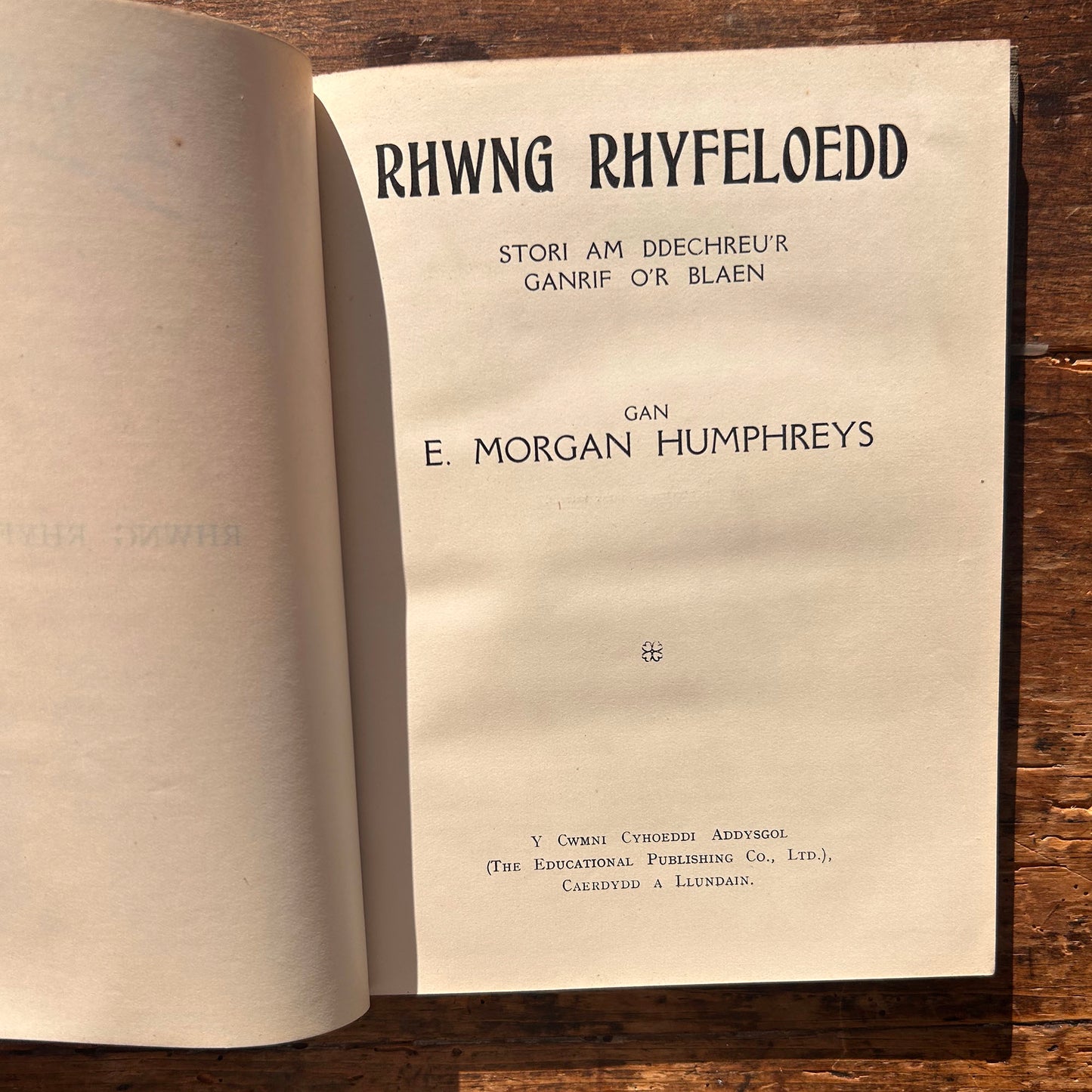 Rhwng Rhyfeloedd - Stori am Ddechreu'r Ganrif O'r Blaen - E. Morgan Humpreys 1924 (Preloved)