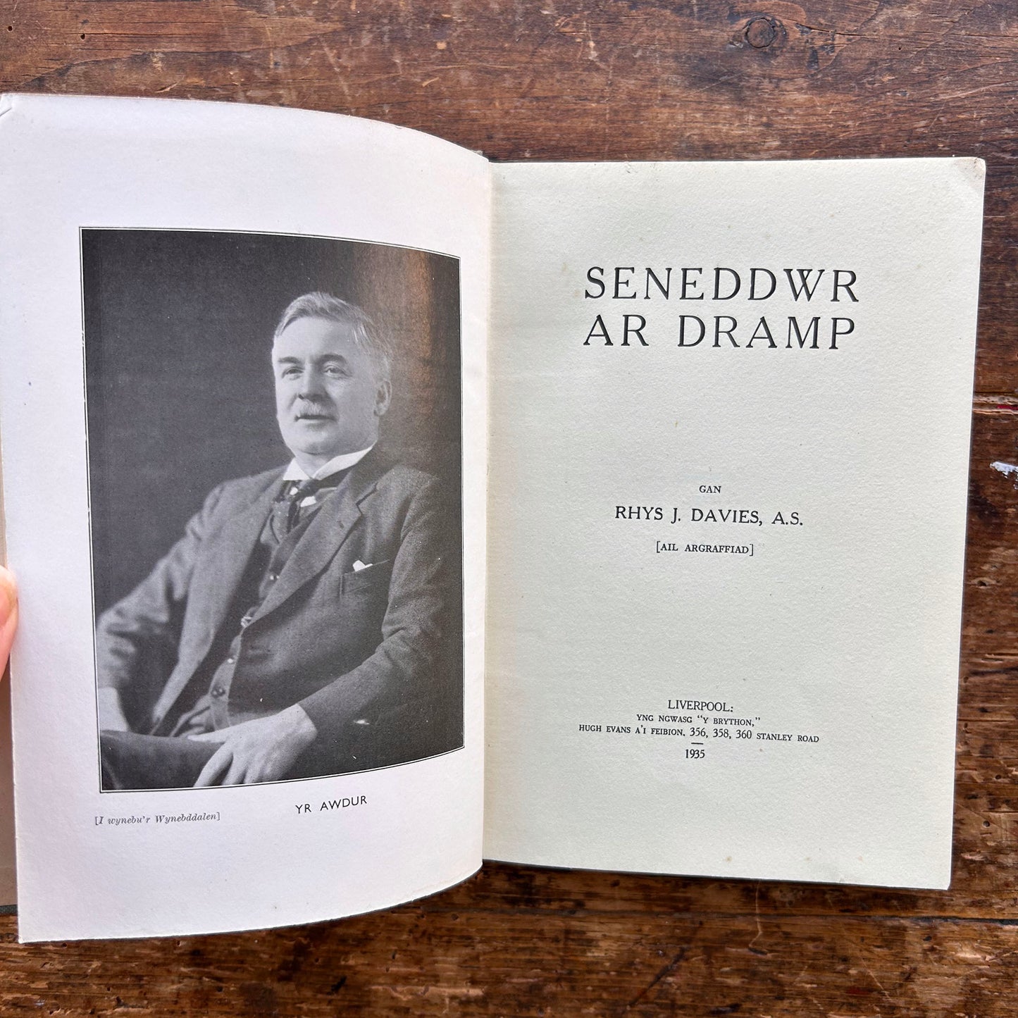 Seneddwr ar Dramp - Rhys J. Davies - 1935 (Preloved)