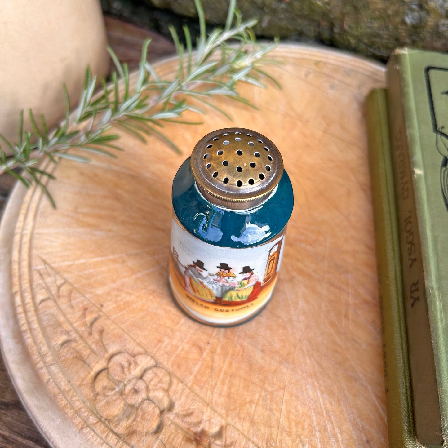 Jwg Cregyn - Gwisgoedd Cymreig - Parti Nyddu Cymru - Cofrodd Hynafol (Wedi'i Ail-law)