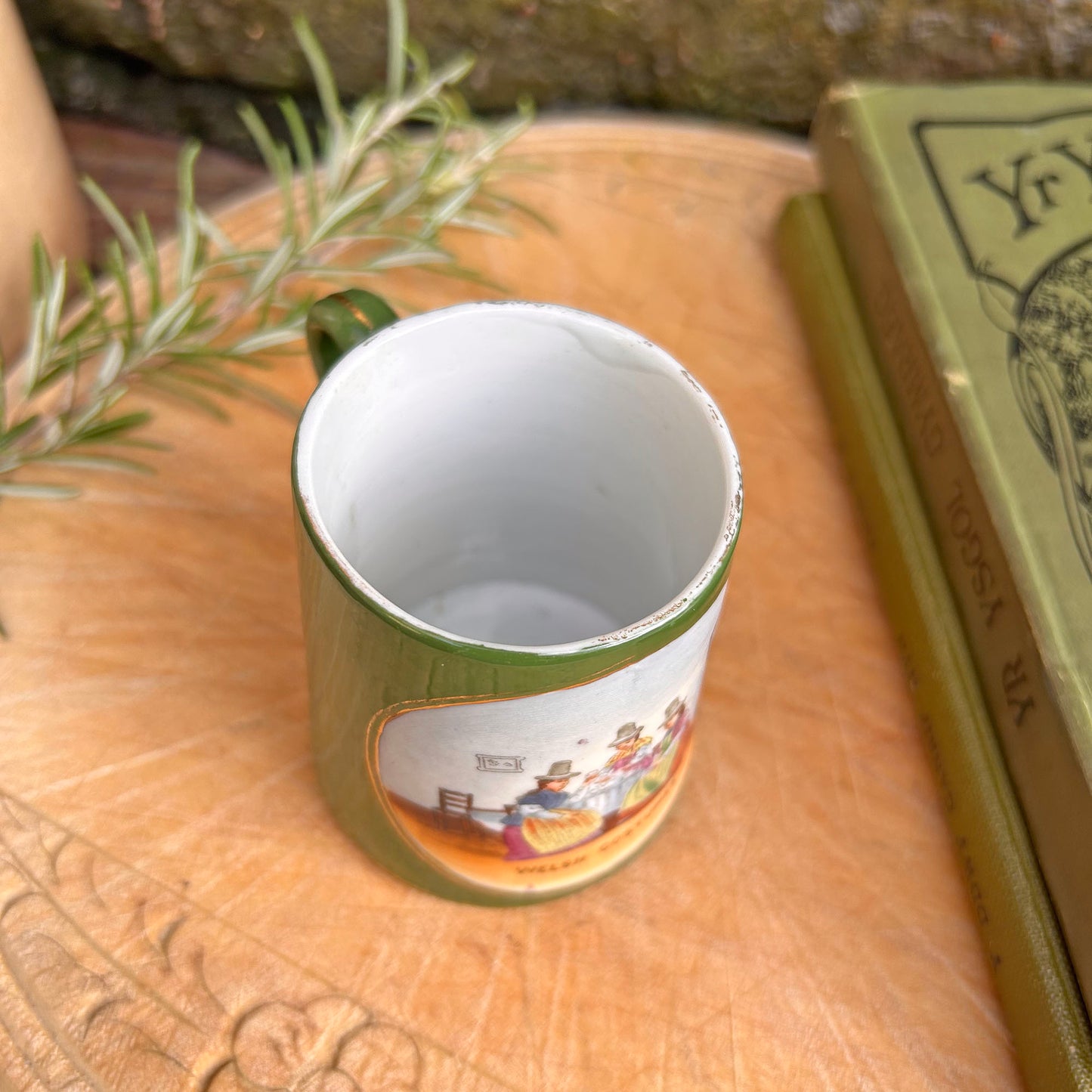 Jwg Cregyn - Gwisgoedd Cymreig - Parti Nyddu Cymru - Cofrodd Hynafol (Wedi'i Ail-law)