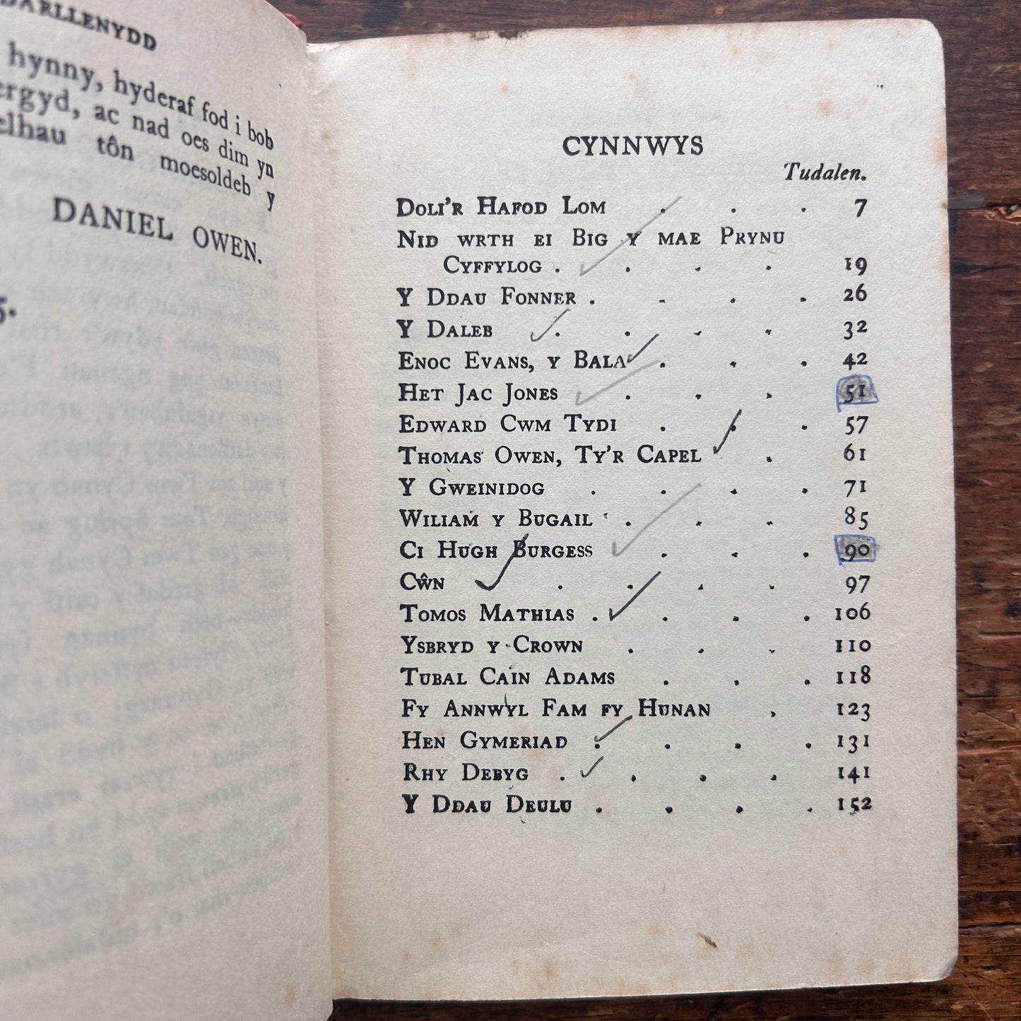 Straeon y Pentan - Daniel Owen - Red (Preloved)