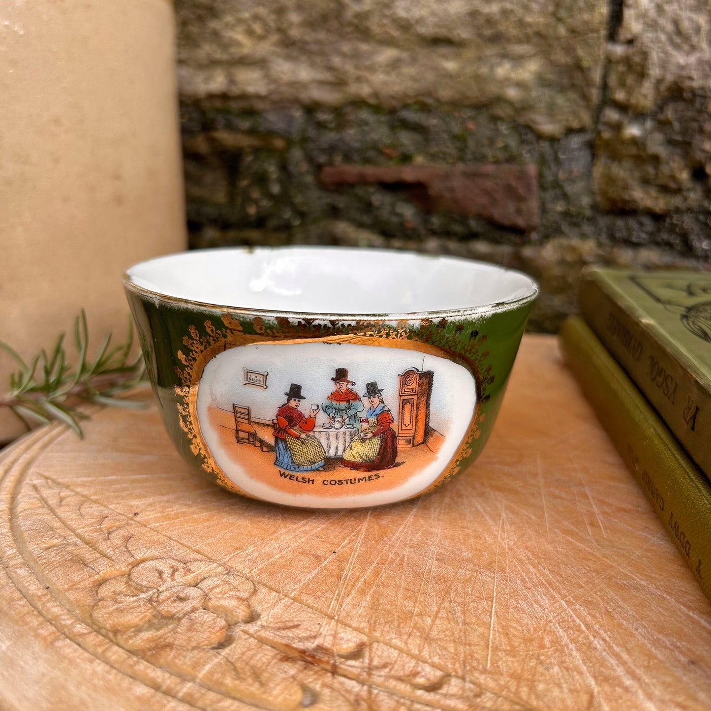 Jwg Cregyn - Gwisgoedd Cymreig - Parti Nyddu Cymru - Cofrodd Hynafol (Wedi'i Ail-law)