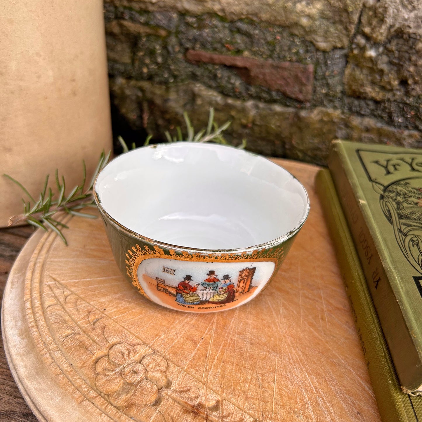 Jwg Cregyn - Gwisgoedd Cymreig - Parti Nyddu Cymru - Cofrodd Hynafol (Wedi'i Ail-law)