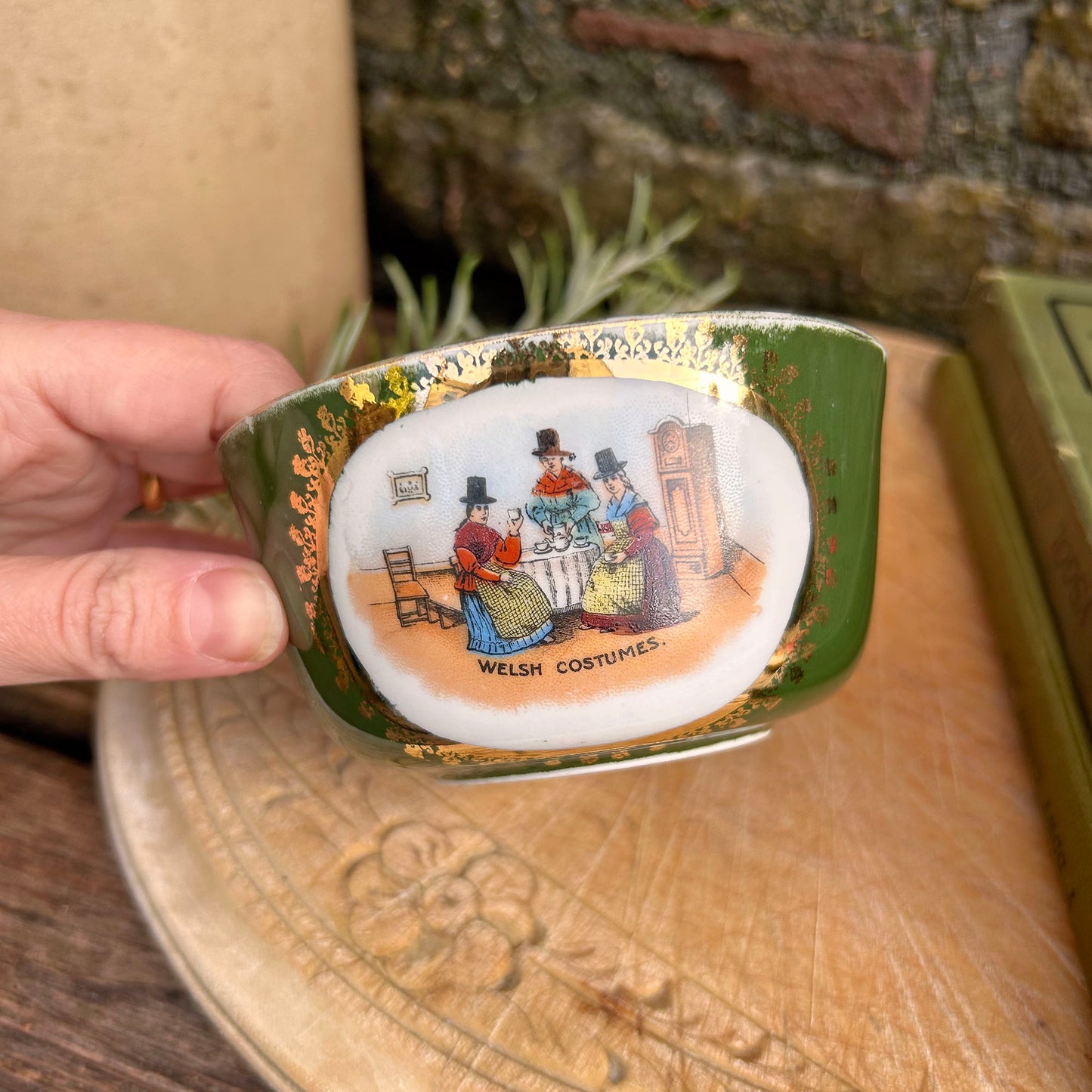 Jwg Cregyn - Gwisgoedd Cymreig - Parti Nyddu Cymru - Cofrodd Hynafol (Wedi'i Ail-law)