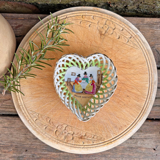 Jwg Cregyn - Gwisgoedd Cymreig - Parti Nyddu Cymru - Cofrodd Hynafol (Wedi'i Ail-law)