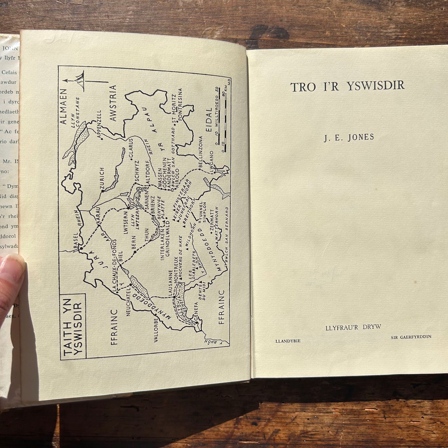 Tro I'r Yswisdir - J. E. Jones 1964 1st Edition (Preloved)