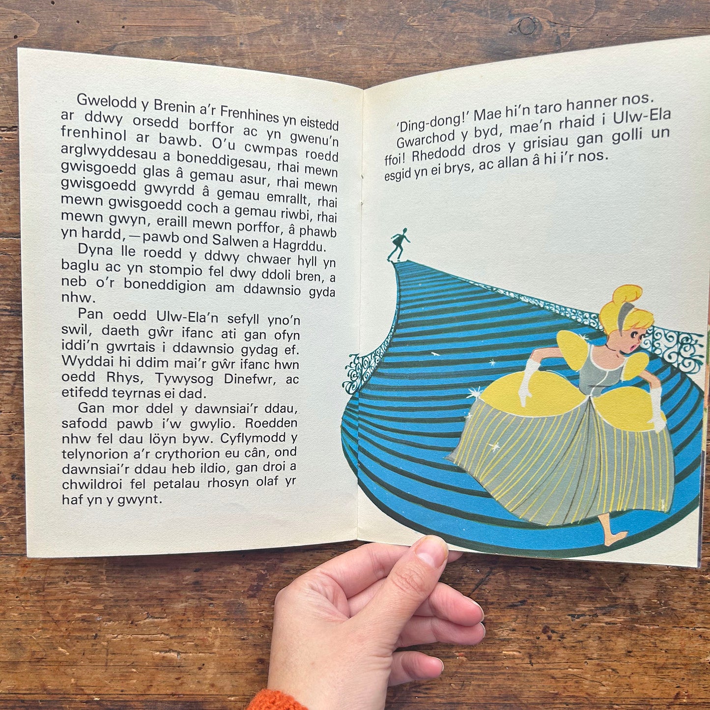 Ulw-Ela - Cinderella - Vintage Welsh Book (Preloved)