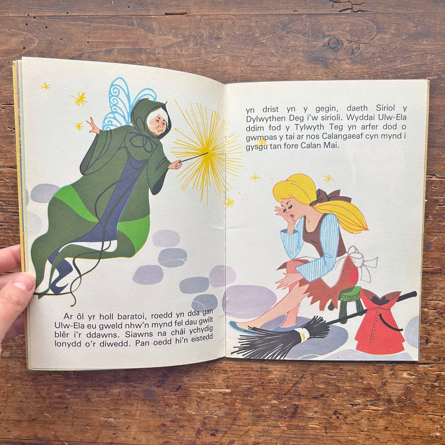 Ulw-Ela - Cinderella - Vintage Welsh Book (Preloved)