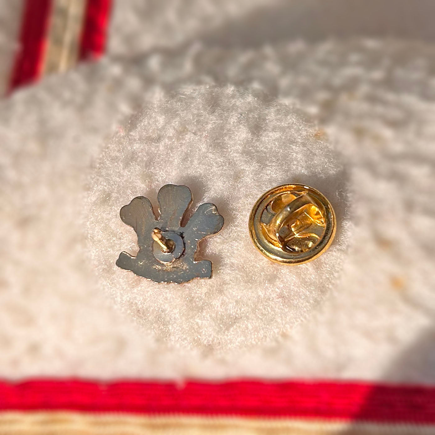 Lapel Pin / Badge - Vintage - Fleur de Lis - Wales (Preloved)