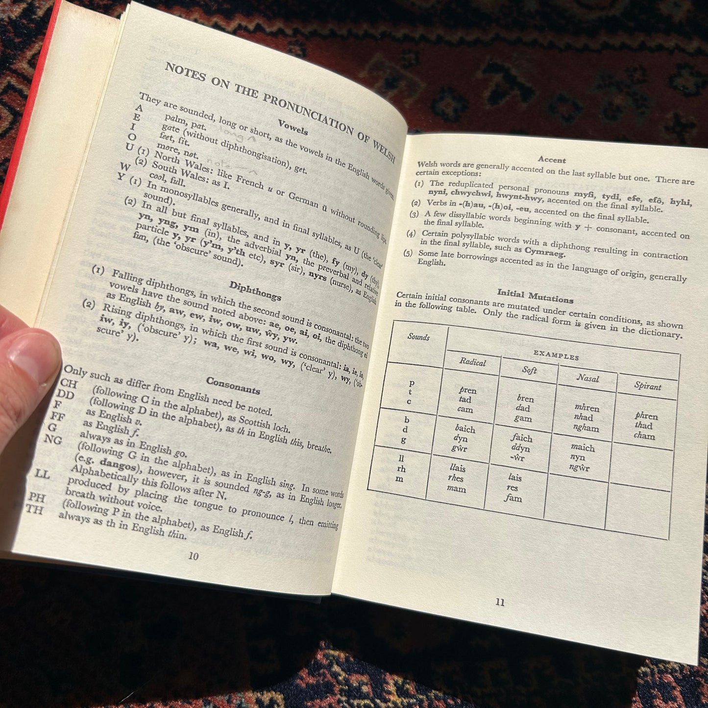 Dictionary - Vintage - Welsh / English - The Collins-Spural (Preloved)