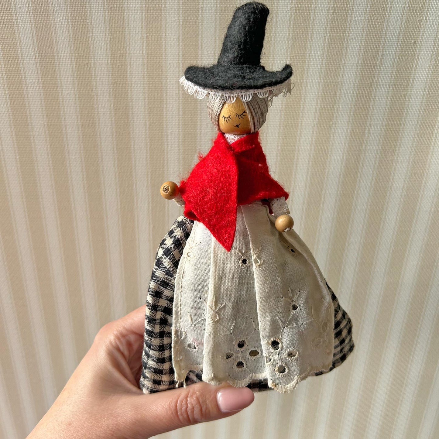 Wooden Doll / Ornament - Welsh Lady - Vintage / Antique