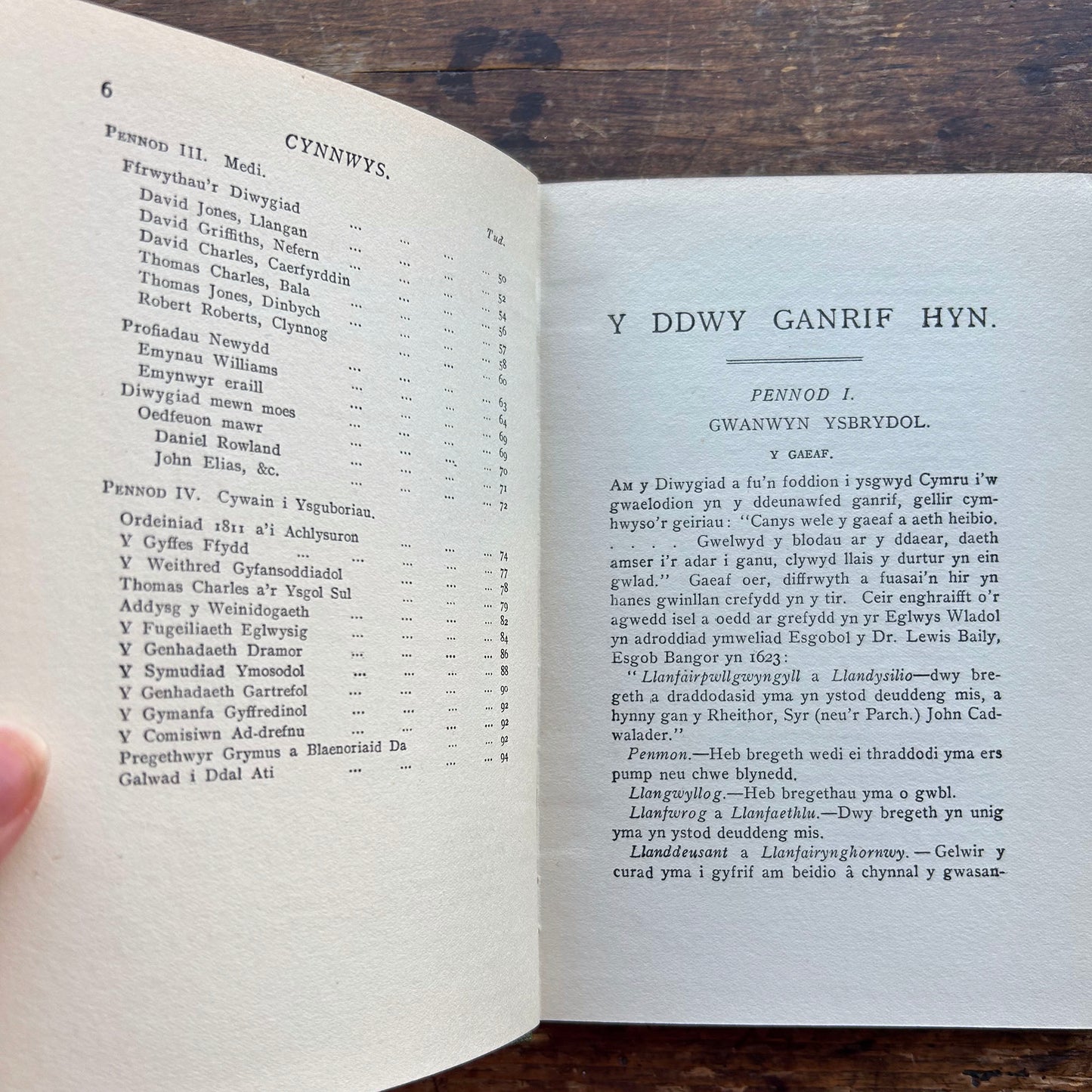 Y Ddwy Ganrif Hyn - Parch R. W. Jones M.A. (Preloved)