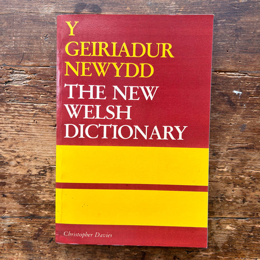 Y Geiriadur Newydd - The New Welsh Dictionary - 1986 (Preloved)