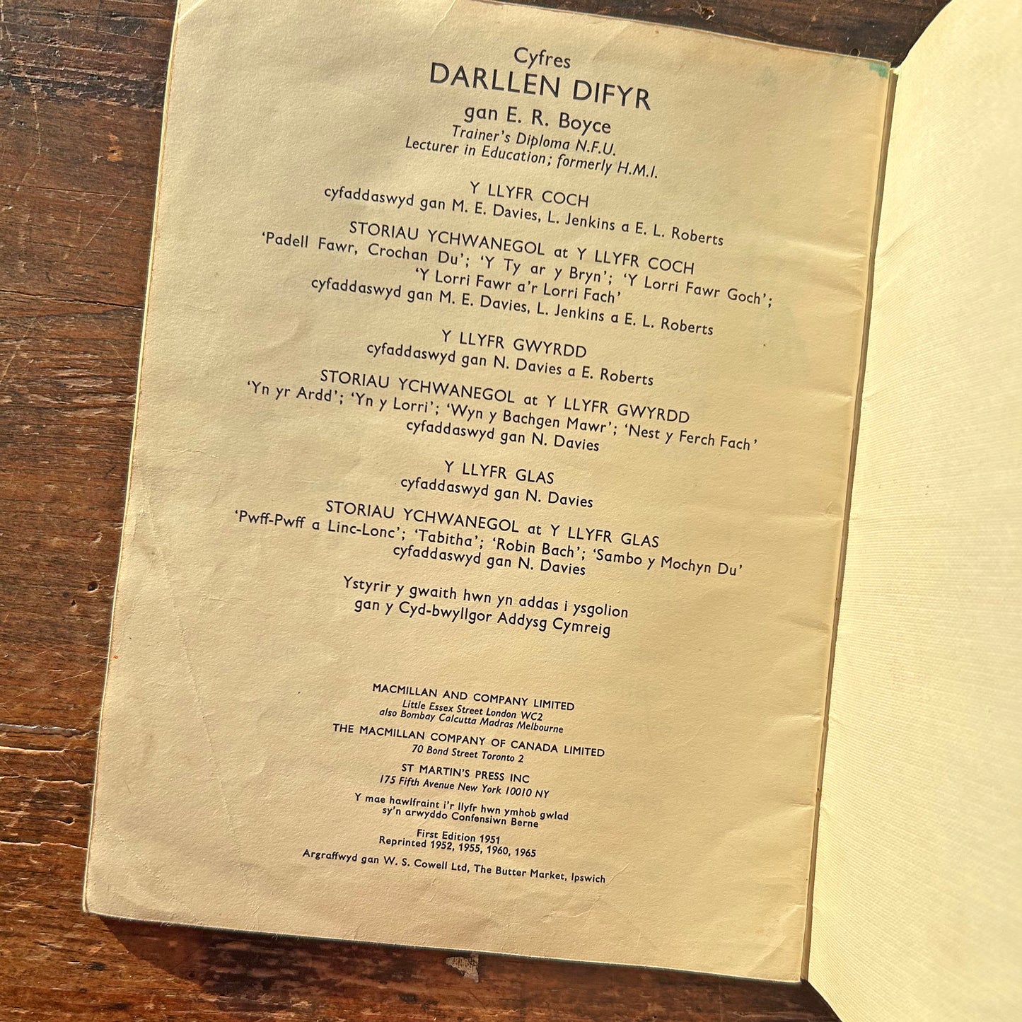 Y Llyfr Coch - E.R. Boyce - Vintage Welsh Book 1965 (Preloved)