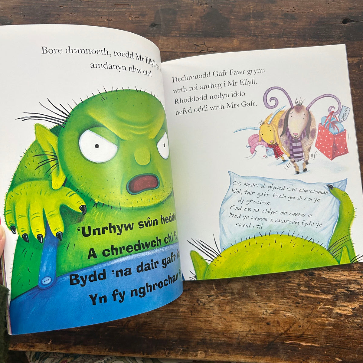 Y Tair Gafr Fach Fflwff - Rachael Mortimer and Liz Pichon  (Preloved)