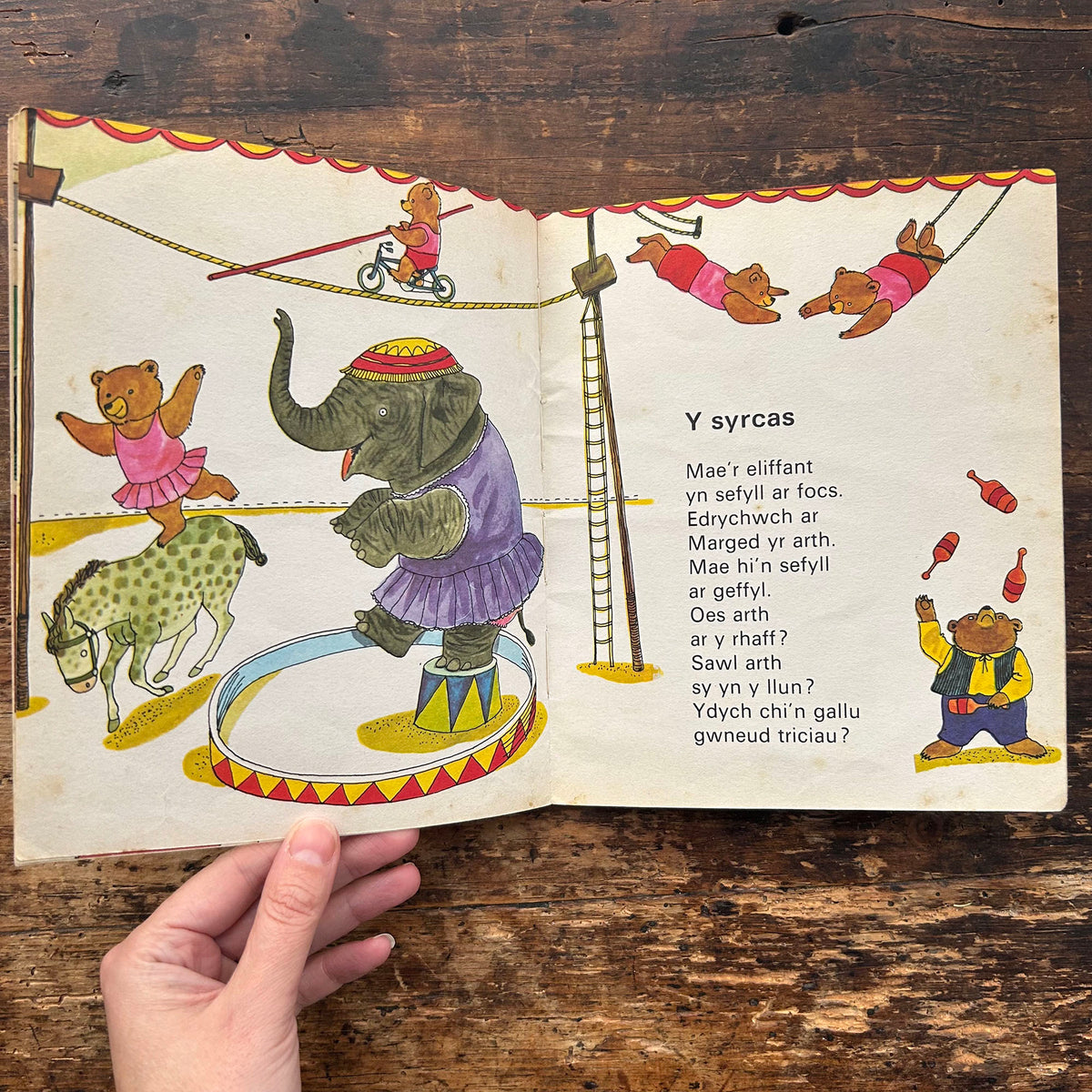 Yn y Gwaith - Scarry Geiriau Cymraeg - Richard Scarry (1976) (Preloved)