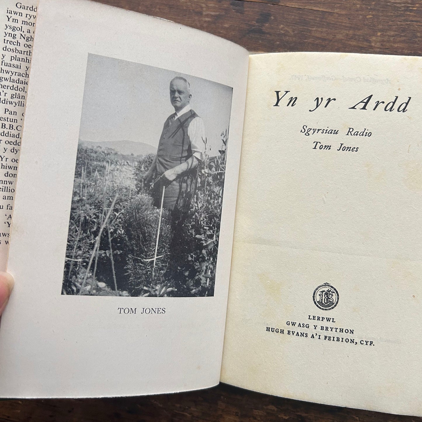 Yn Yr Ardd - Gardening - Tom Jones 1947 (Preloved)