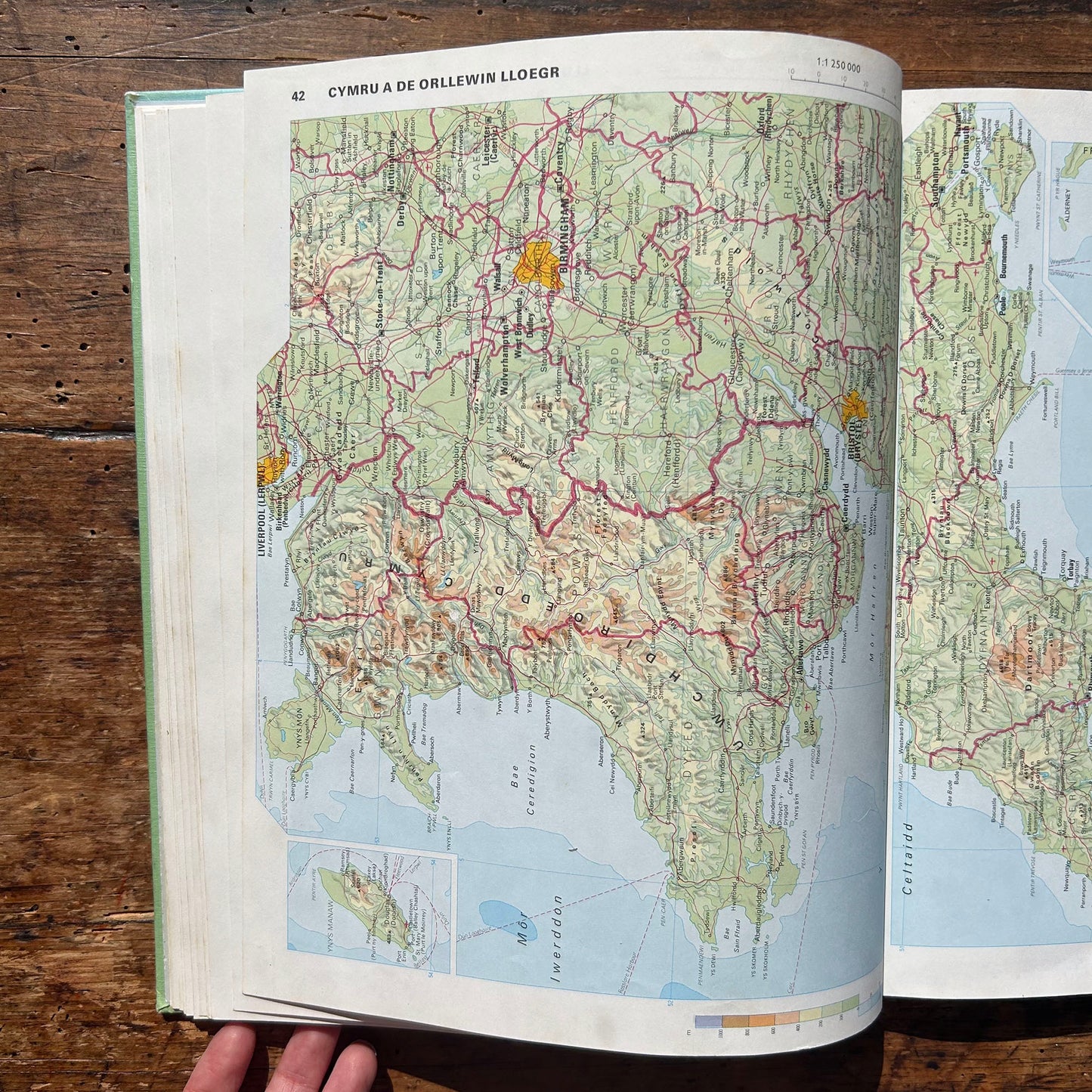 Yr Atlas Cymraeg - Welsh Atlas 1987 (Preloved)
