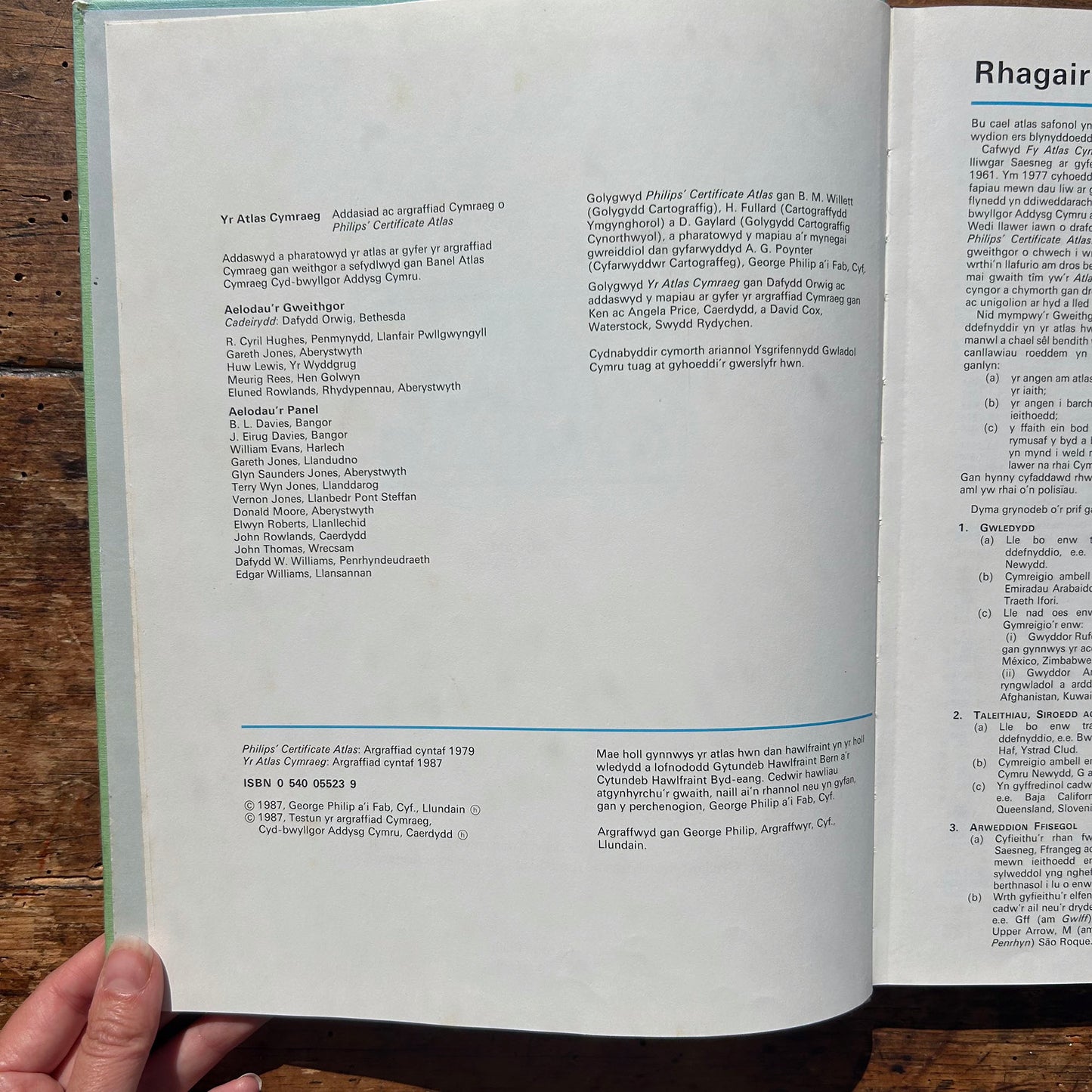 Yr Atlas Cymraeg - Welsh Atlas 1987 (Preloved)