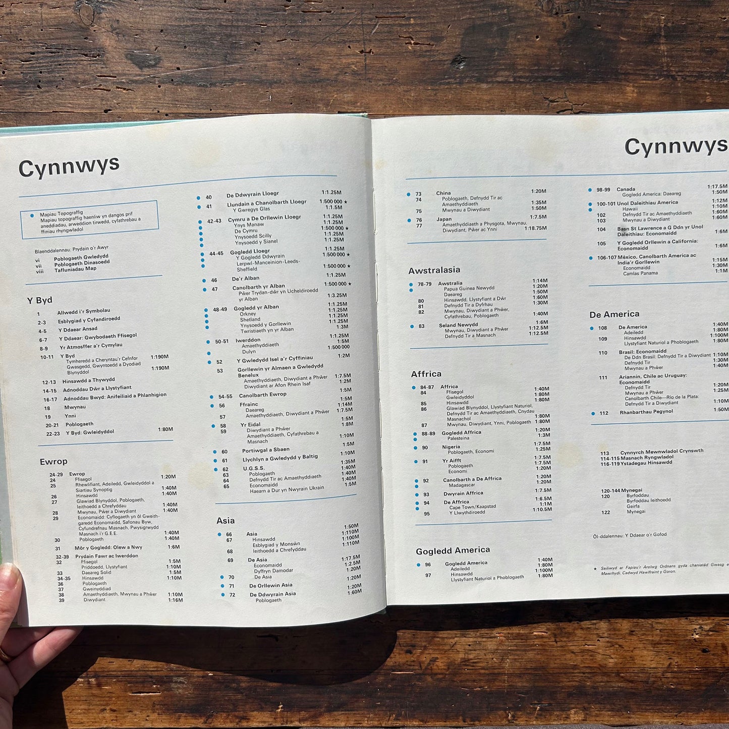 Yr Atlas Cymraeg - Welsh Atlas 1987 (Preloved)