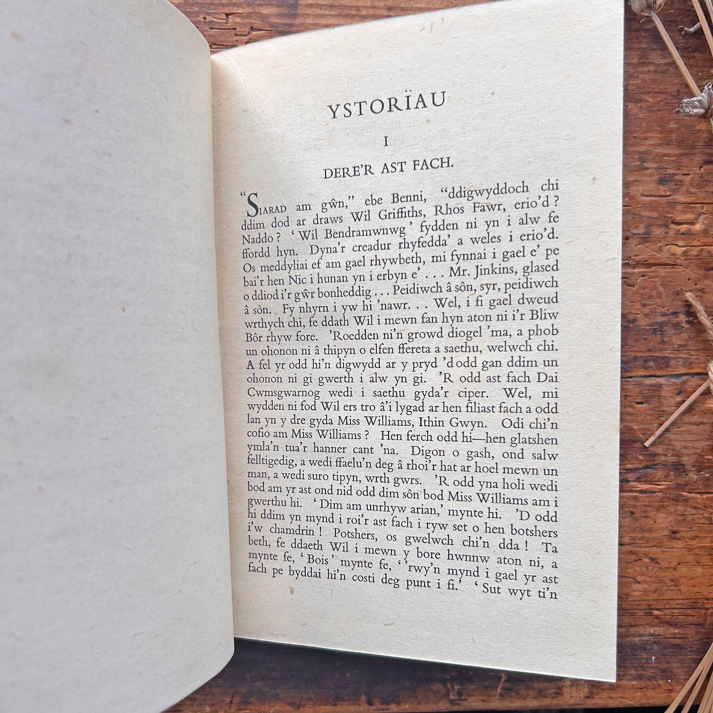 Ystoriau Pharodiau - Idwal Jones - 1944 (Preloved)