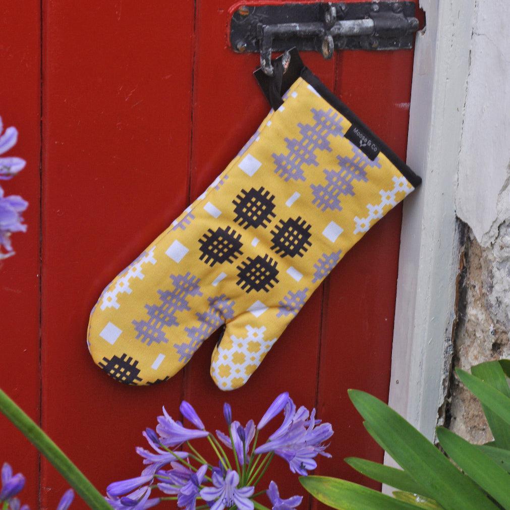 Oven Mit / Glove - Welsh Tapestry Print - Various Colours